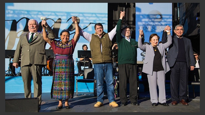 Los cinco premio Nobel de la Paz y el titular de la Fundación, Guillermo Whpei.
