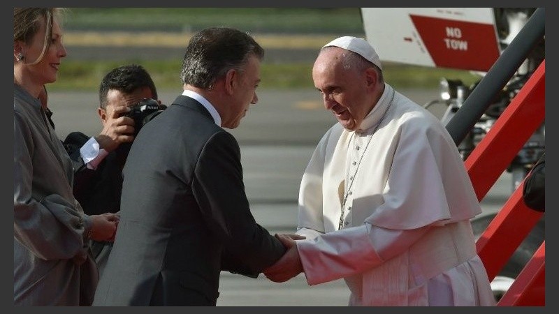 Francisco fue recibido por Santos y su esposa en Bogotá.