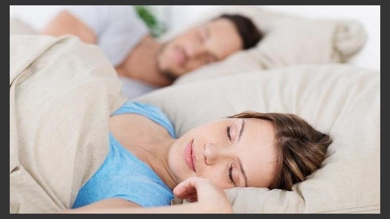 Dormir sobre el costado derecho puede empeorar la acidez estomacal.