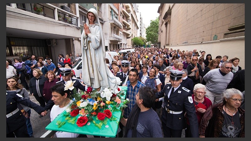 Los devotos acompañaron a la virgen hacia el Monumento.