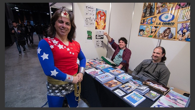 Distintos fanáticos del comic se pueden ver disfrazados en los distintos espacios de la convención.