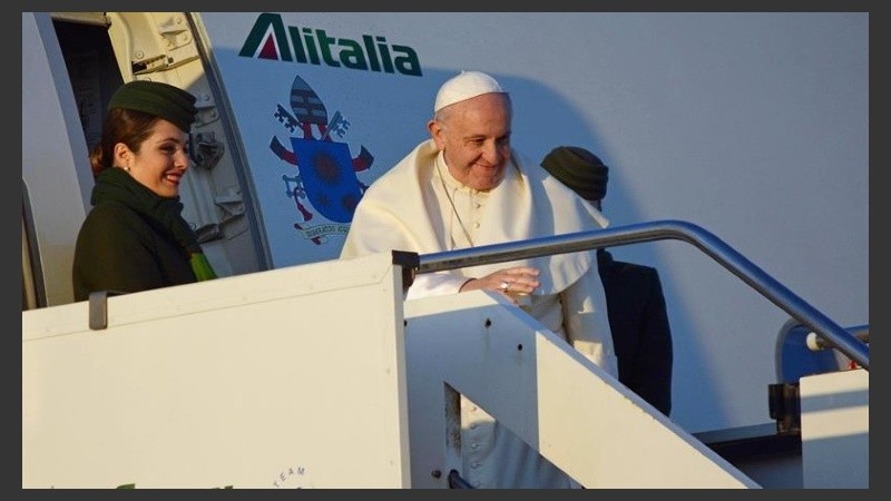 El papa Francisco envió un mensaje al sobrevolar suelo argentino.