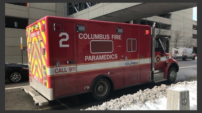 La ambulancia en la puerta del tribunal.