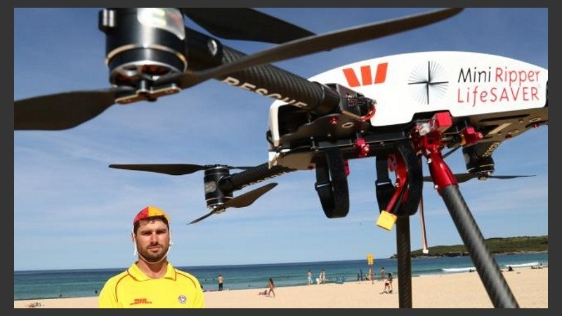 El drone es manejado a través de un control remoto por personal especializado 