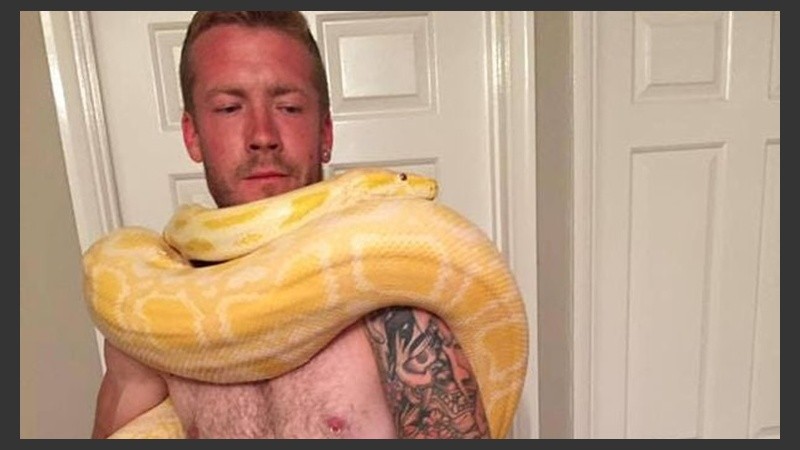 Dan Brandon murió asfixiado por su serpiente.