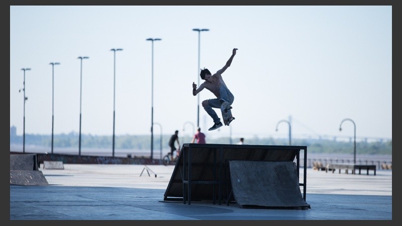 Skateboarding: muchos jóvenes se convocan en el playón del Parque España para practicarlo.