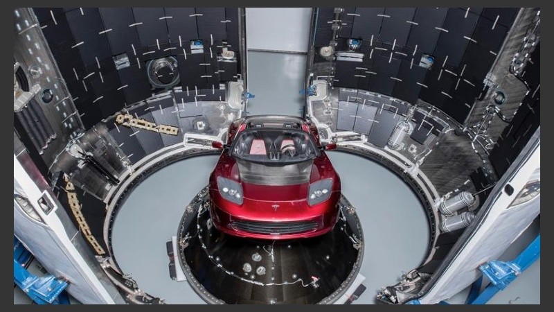 El Tesla de color rojo, montado dentro del cohete Falcon Heavy.