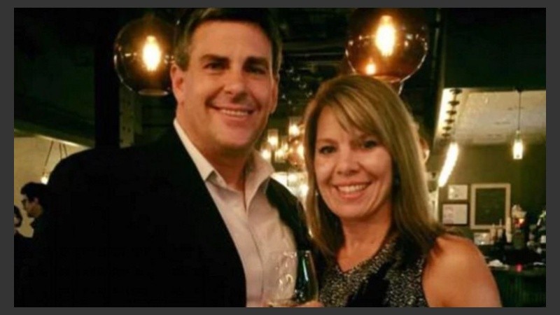 Jennifer Riordan (en la foto, con su esposo Michael) trabajaba para el banco Wells Fargo.