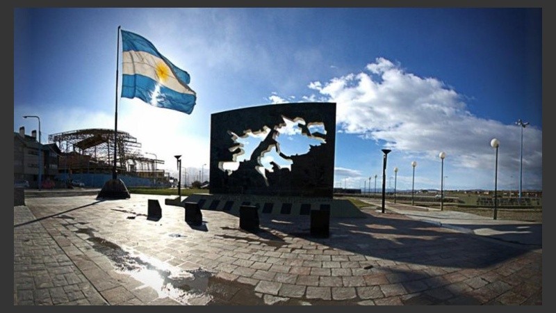 El primer feriado es por el recuerdo de los caídos en Malvinas. 