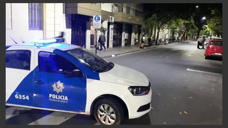 Operativo policial y calle cortada anoche en inmediaciones de Montevideo y Sarmiento.