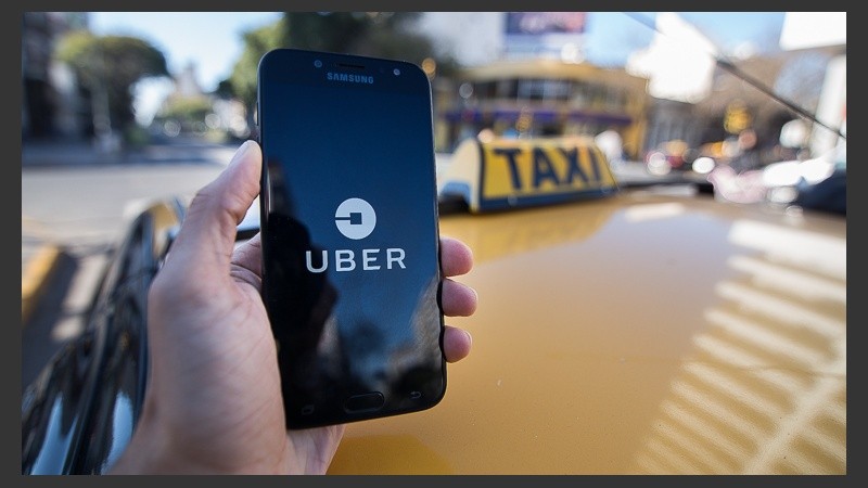 Taxistas se oponen a Uber. 