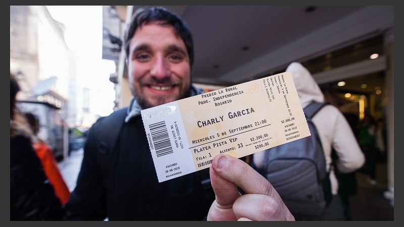 Desde temprano, cientos de rosarinos trataban de conseguir una entrada para ver a Charly García.