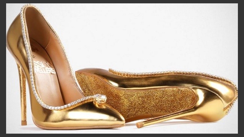 Bautizados como Diamante de pasión, los stilettos incluyen acabados en oro y ostentan un diamante D.