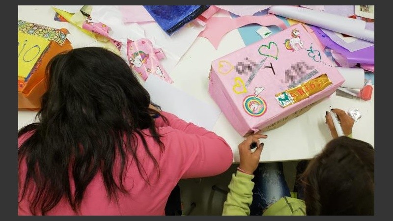 Los niños y niñas dibujando en el taller. 