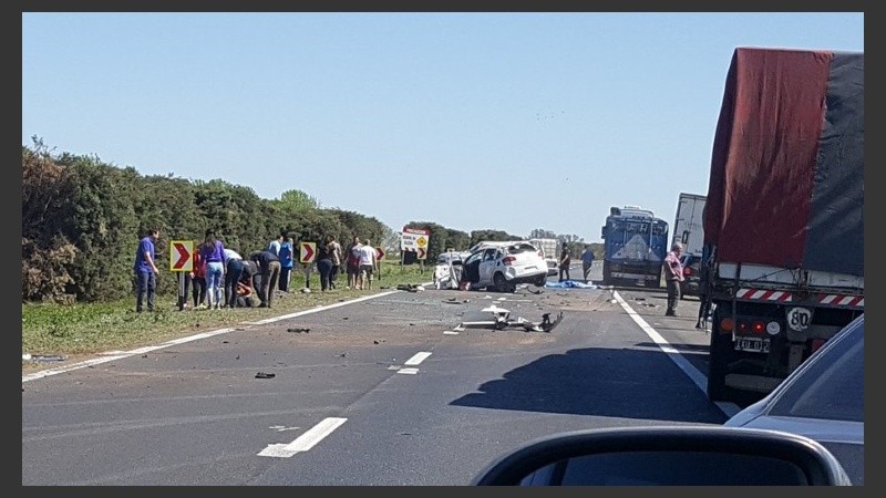 La imagen del terrible accidente en la autopista. 