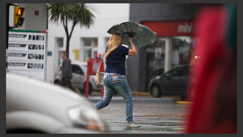 Se largó la lluvia en Rosario este viernes por la tarde. 