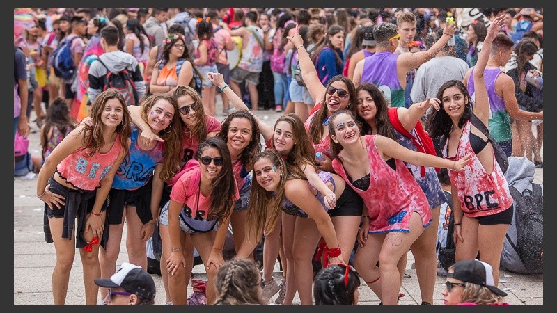 Un grupo de chicas de la ciudad de Pérez se llegaron hasta el Monumento a festejar este viernes. 