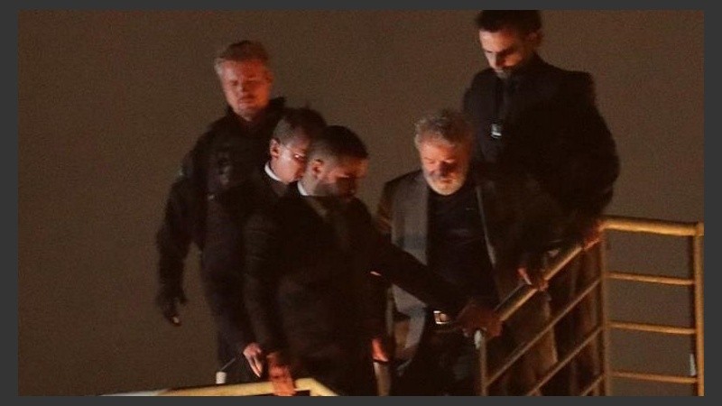 Lula está detenido y sus abogados presentaron un hábeas corpus.