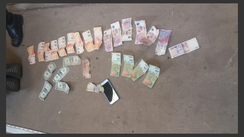 Los ladrones llevaban más de 11 mil pesos y dólares.