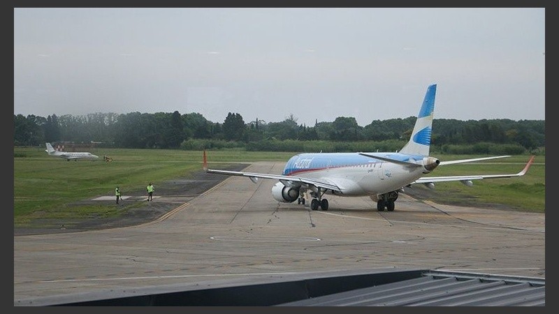 Un avión de Austral partiendo del aeropuerto rosarino.