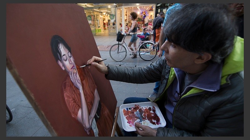 También hay artistas que muestran su arte en la peatonal.