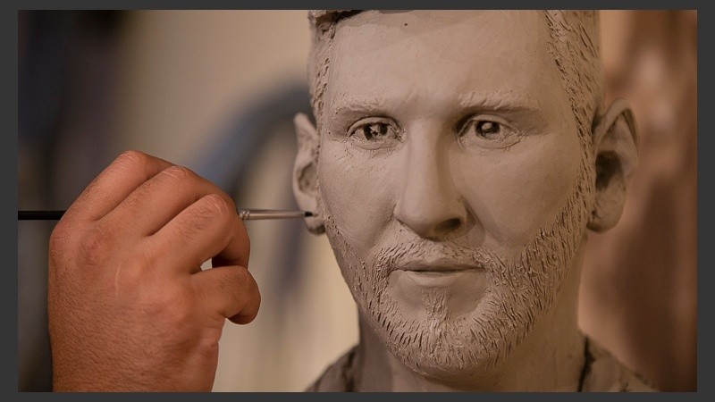 Con barba y todo. El rostro de Messi plasmado en un busto con detalles increíbles. 