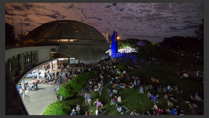 Mucha gente se acercó al parque Urquiza para disrutar del eclipse total de luna.
