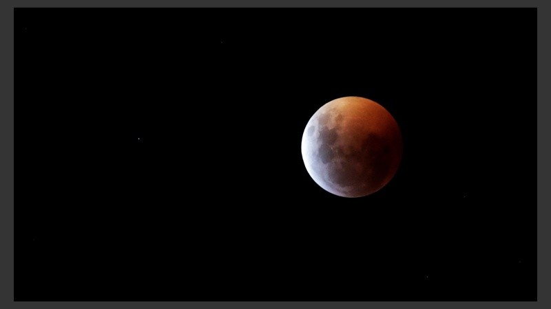 El eclipse total de luna con su tonalidad roja.