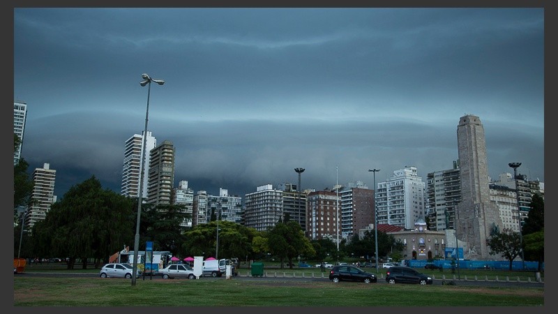 Cielo gris y amenaza de lluvia todo el día en Rosario. 