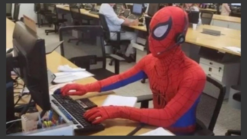El empleado fue a trabajar vestido de Spider Man.