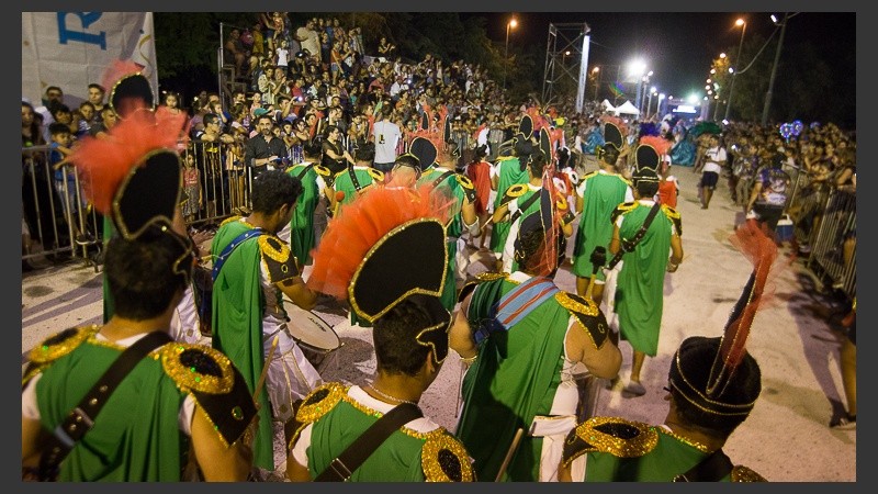 El corsódromo se viste de fiesta para recibir a comparsas de la ciudad en este fin de semana largo de carnaval.