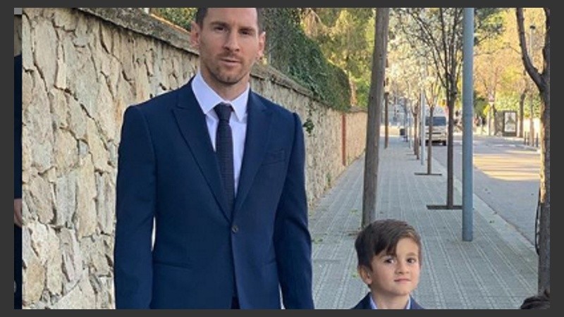 Messi y su hijo, al llegar al bautismo.