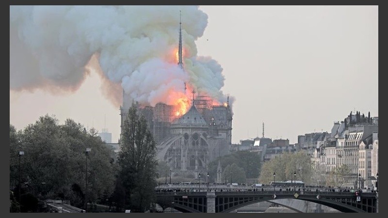 Así ardía la catedral de Notre Dame en París. 