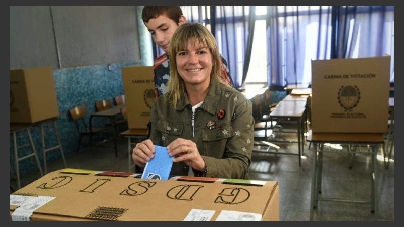 Verónica Irízar al emitir su voto en Rosario este domingo. 