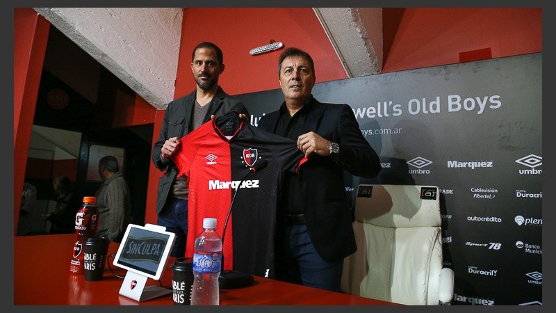 Kudelka posando con la camiseta junto al manager Peratta. 