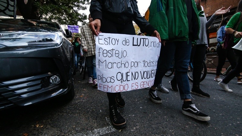 La marcha Ni una menos recorrió el centro de Rosario y terminó en el Monumento a la Bandera.