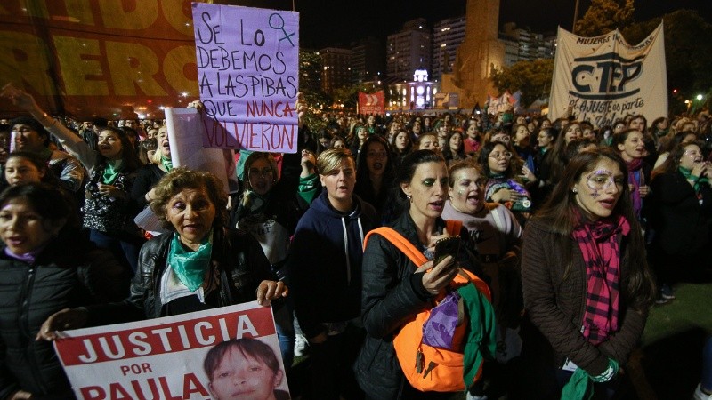 La marcha Ni una menos recorrió el centro de Rosario y terminó en el Monumento a la Bandera.