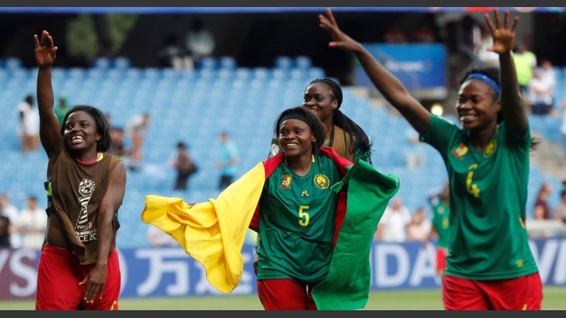 La selección de fútbol femenino de Camerún festejan la victoria ante Nueva Zelanda.