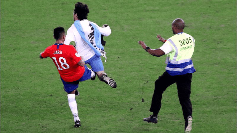El momento de la patada del defensor chileno.