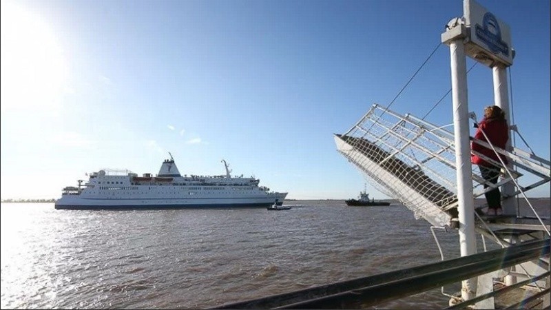 El barco partió este martes de Rosario.