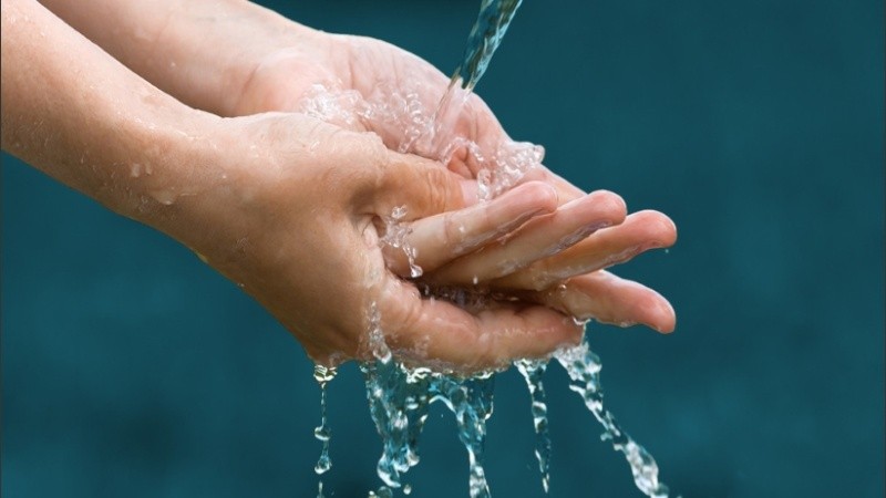 Lavarse las manos es una conducta necesaria de prevención de la gripe.
