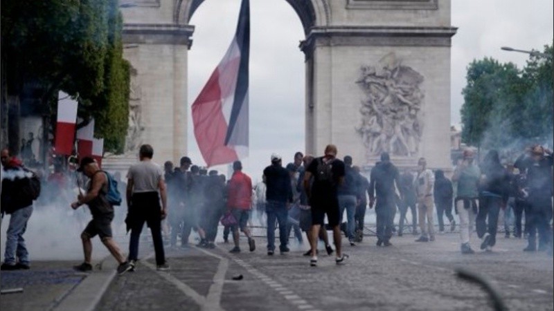 Manifestaciones frente al Arco del Triunfo de París.