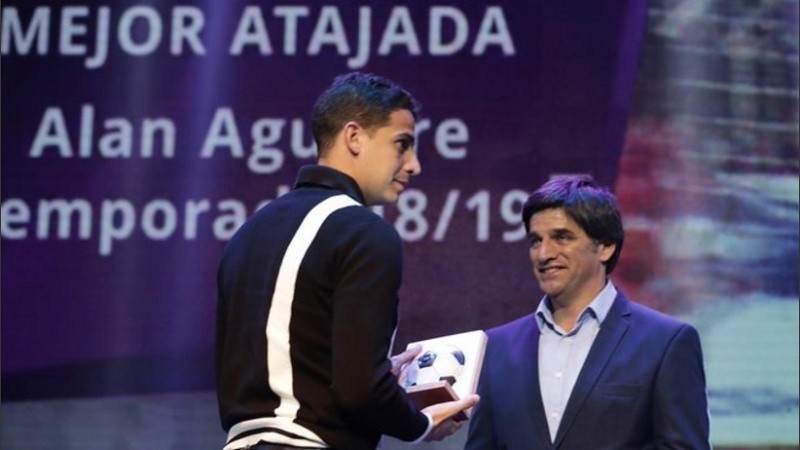 Aguerre recibiendo el premio a la mejor atajada de la Superliga. 
