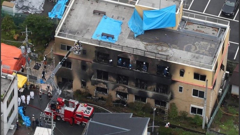 El fuego se inició en la entrada del edificio de Kyoto Animation que tiene tres pisos.