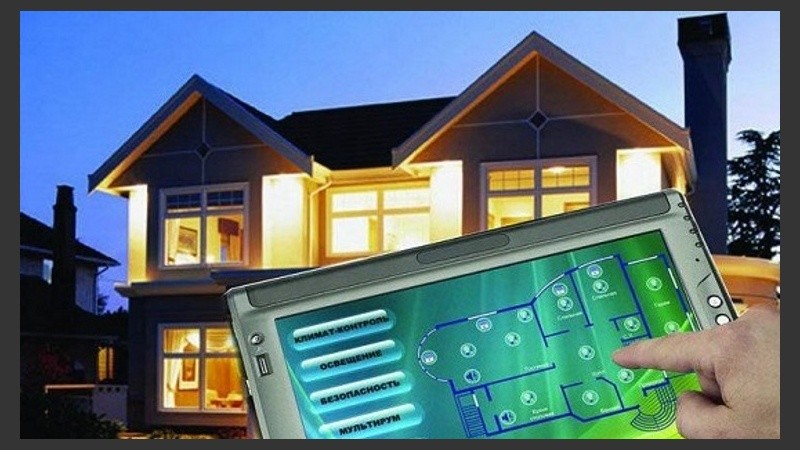 Una casa se puede automatizar a través de diferentes sistemas de control de la seguridad y el bienestar, de gestión energética, e incluso de comunicación.