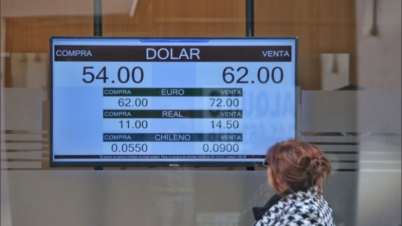 Desde el miércoles, el dólar cotiza por encima en torno a los 60 pesos.