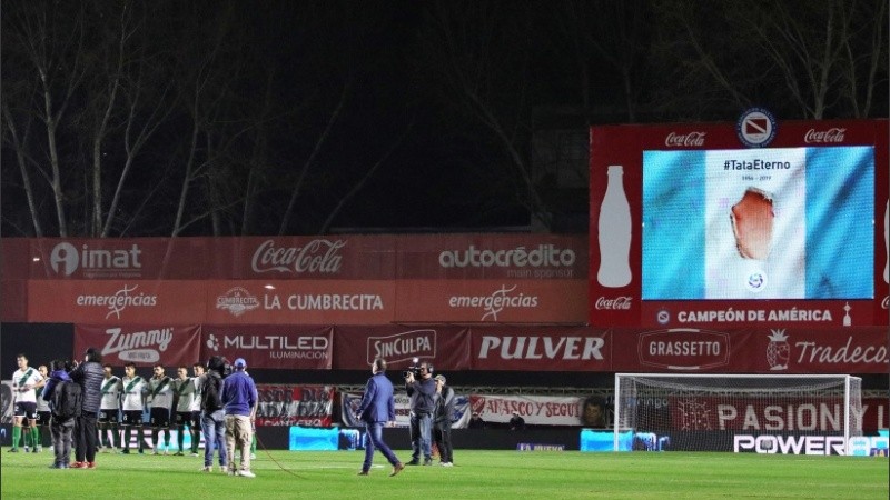 El sentido homenaje al Tata Brown en la cancha de Argentinos Juniors. 
