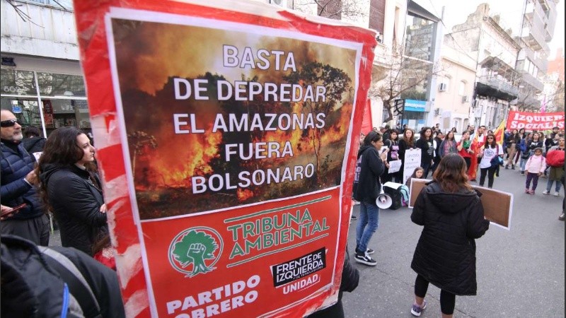 El acto frente al consulado de Brasil en Rosario, España al 800.