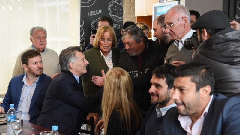 Macri durante el almuerzo en un bar de Fisherton en Rosario. 