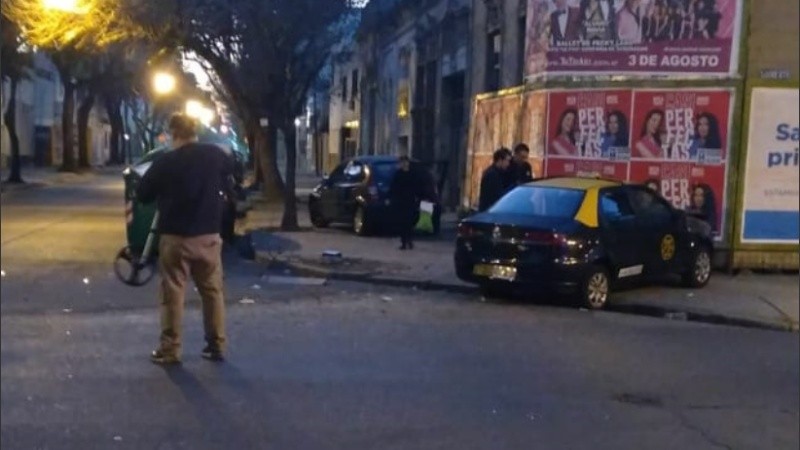 El taxi fue chocado por el Citroën C3 en la esquina de Sarmiento y Cerrito.